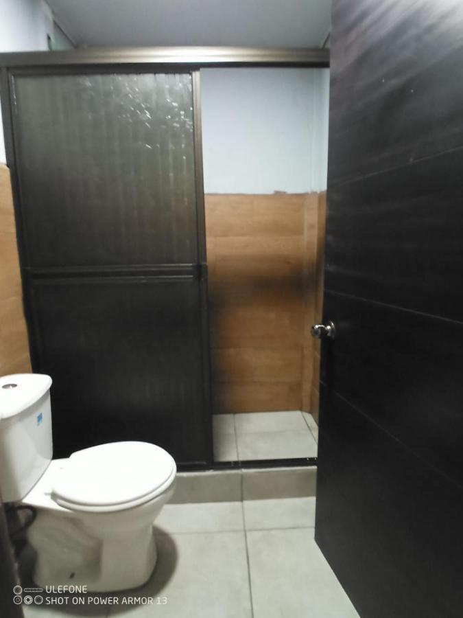 Hogar Tico-estadounidense Cerca De Aeropuerto